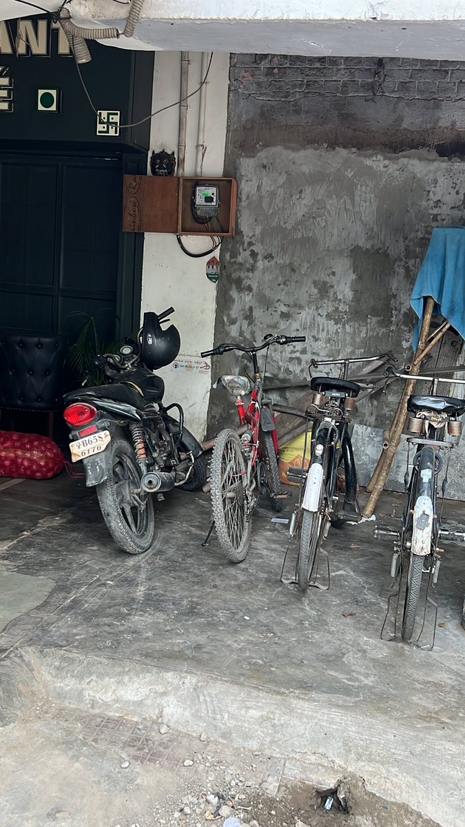lovedeepsleo's tweet photo. @MCChandigarh @swachhbharat @chandigarh_admn @ChandigarhCmc @ssptfcchd @trafficchd market passage used for parking of vechicle &amp; cycles by shop keepers of market out side shop number 141,142, sector 35 d, chandigarh https://t.co/kvpijHXET2
