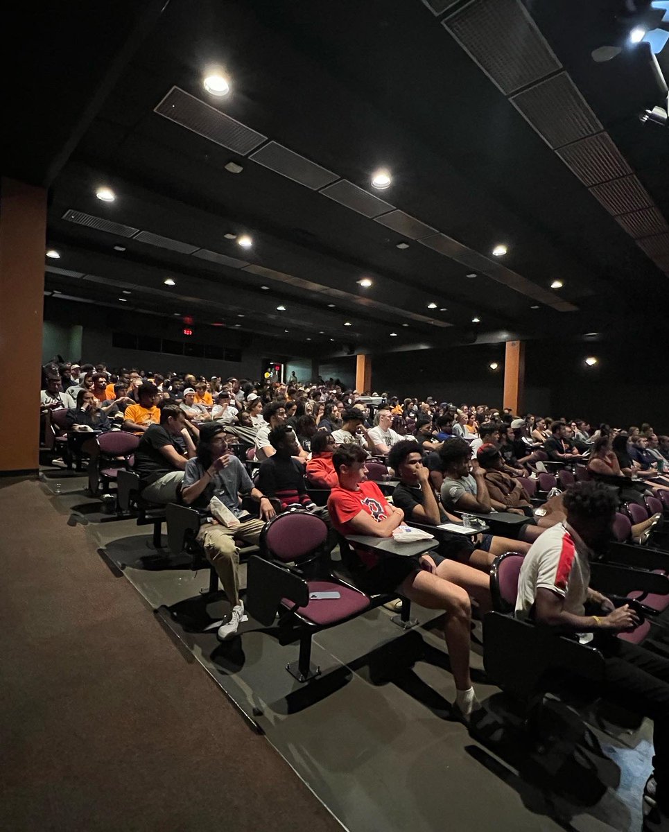 UTEP_SAAC's tweet photo. @brendatracy24 #settheexpectation thank you SO much for talking with our miners tonight &amp; sharing your story! We all learned what an impact sexual violence and mental health has, and how setting the expectation everyday can benefit us all! As always Miners #picksup 🧡⛏ https://t.co/RGtbKH3wmp
