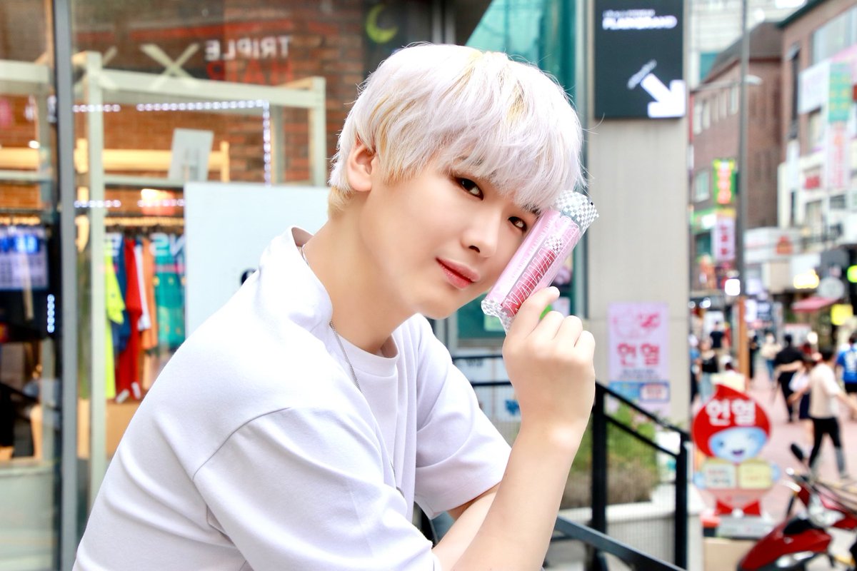 #ジェンダーレスティント
#NAWAKIS の #モイストオーラティント は
 男性のリップケアにもおすすめ！
透明感のあるティントで、重ね付けすることで彩りが⤴︎します。さっと薄く付けることで #血色感 Up
#韓国コスメ #韓国系男子 #韓国メイク 
Model: NIA
モデル使用色: #04スンスプラム