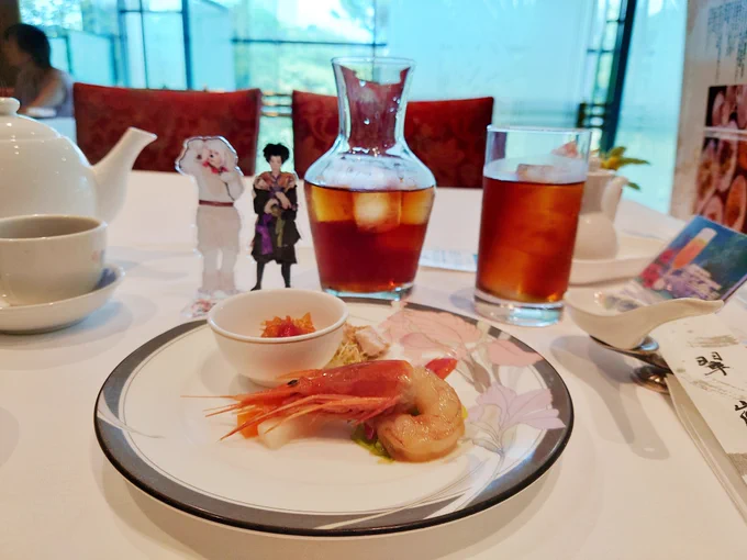 例のJUICYな中華料理も食べた!!!!これは点心セット〜エビチャーハンのエビがブリンブリンで1人前の量ではなかったそんで杏仁豆腐がマジで超〜〜美味くてこれはスノ達も杏仁豆腐で乾杯するのもわかる〜〜〜マンゴーの月餅も美味い!!!! 