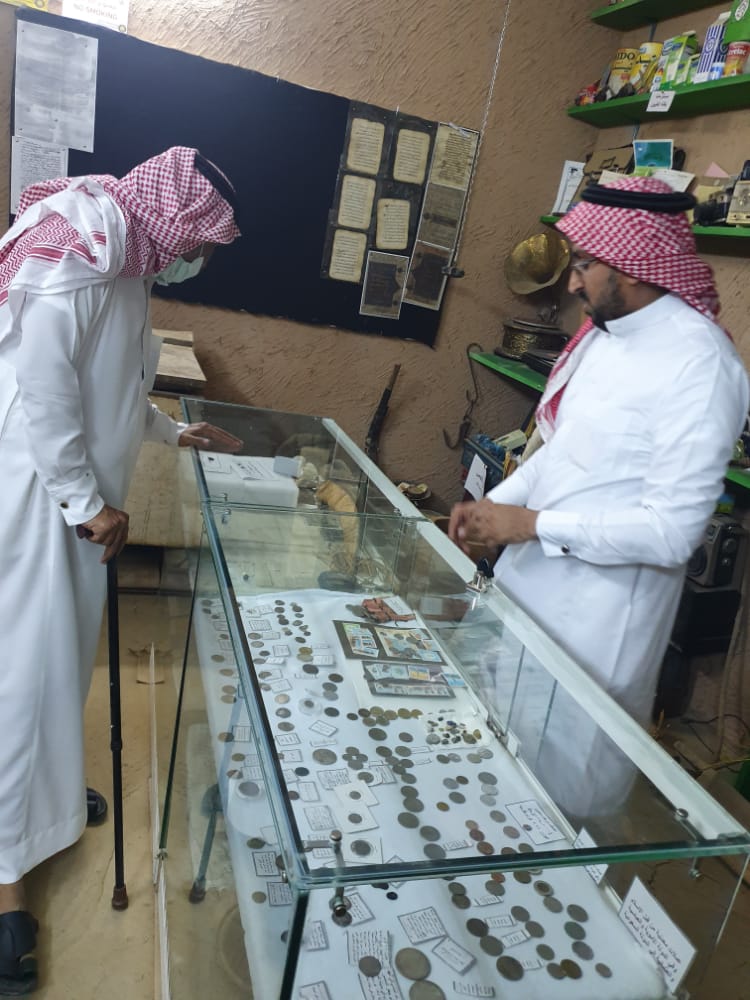 xx109xx's tweet photo. يواصل فريق تراثييين جازان من هواة العملات والطوابع وأصحاب المتاحف جولاتهم على متاحف المنطقة ومن ضمن الزيارات مساء الأمس #متحف الغوانم بضمد حي الطاهرية
@ALGHWANEM https://t.co/tmpAxjoHy5