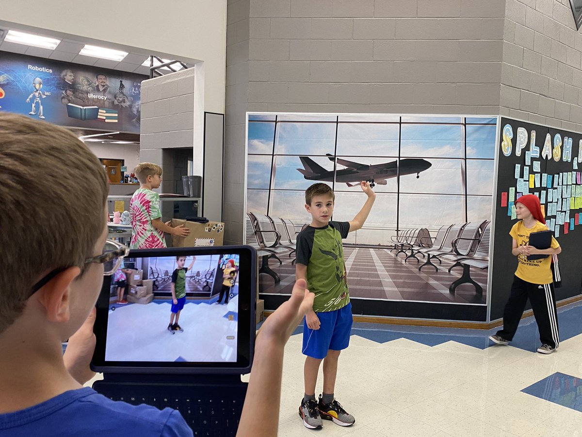 EmmettMichele's tweet photo. 4th grade working on forced perception pictures. Creative ideas! @Donald_ES #lisdgt #donaldstem https://t.co/yuZ9zcQDg9