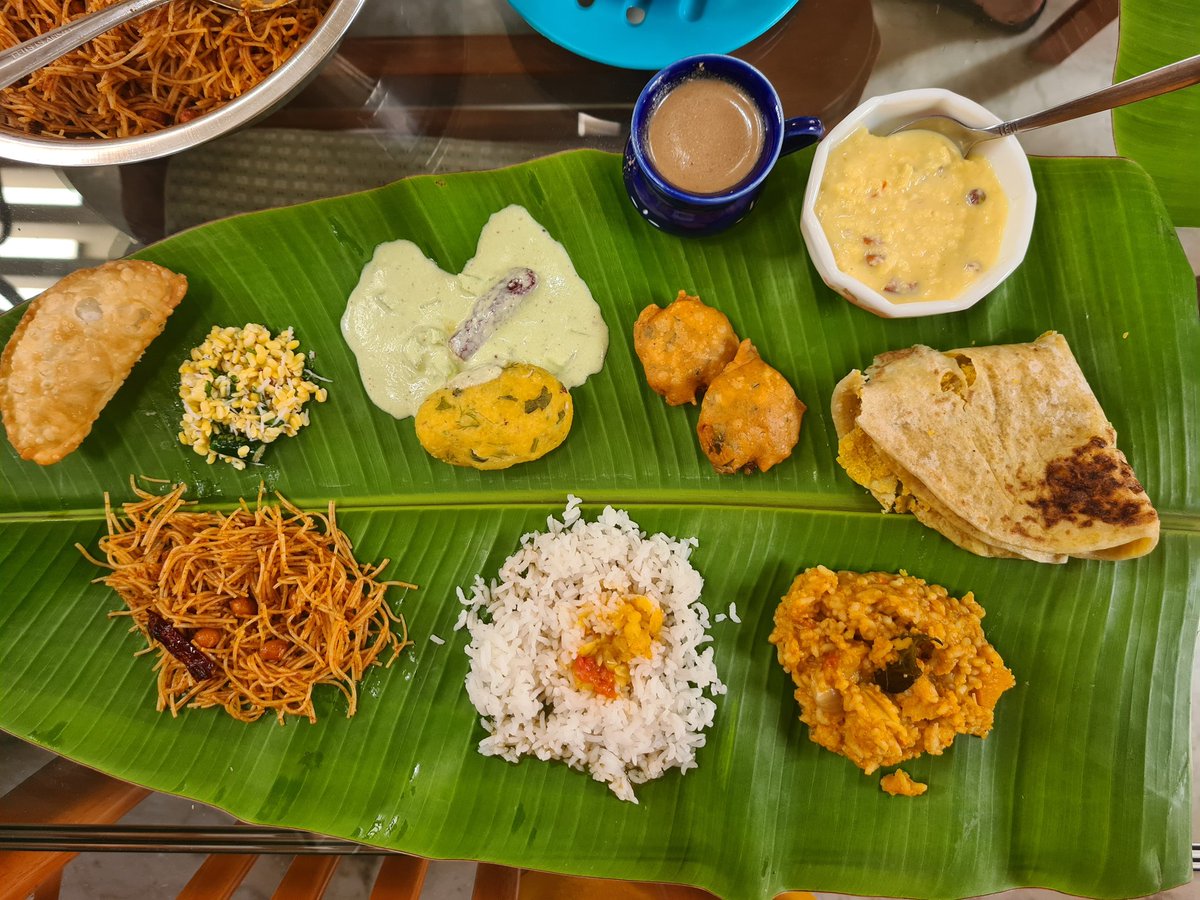 moon_natz's tweet photo. Ganesha habba lunch today 😍😊
Karjikai, Kosambri, Nuchinunde, Hasi Majjige huli, Ridge gourd bajji, Obattu, Shavige Puliyogare, Besi bele bath, Rasam, Basundi, Gasagase paysa 🤤🙏
#loveforcooking #silentchef https://t.co/nFaQgtX8ra