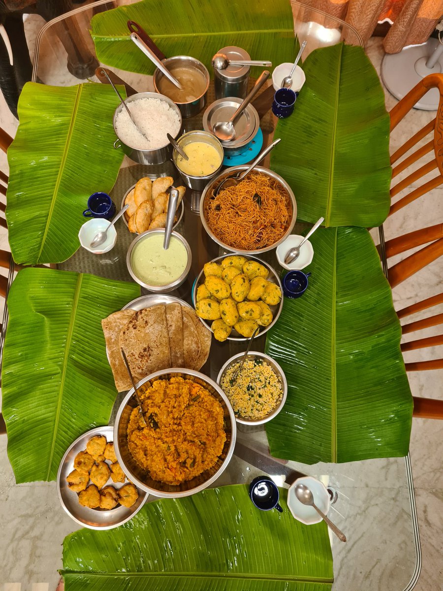 moon_natz's tweet photo. Ganesha habba lunch today 😍😊
Karjikai, Kosambri, Nuchinunde, Hasi Majjige huli, Ridge gourd bajji, Obattu, Shavige Puliyogare, Besi bele bath, Rasam, Basundi, Gasagase paysa 🤤🙏
#loveforcooking #silentchef https://t.co/nFaQgtX8ra