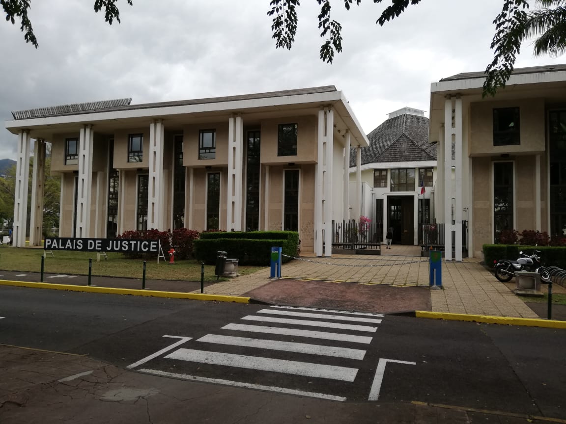 AvenirSecours's tweet photo. 📚Audience au #PalaisDeJustice de #LaReunion
➡️agression contre des Sapeurs-Pompiers du @SDIS974
#AvenirSecours974 et #ActioncatcRéunion présents pour soutenir nos collègues.
Que justice passe !!
@GonotMichel #DenisInes https://t.co/0vJG90MnzK