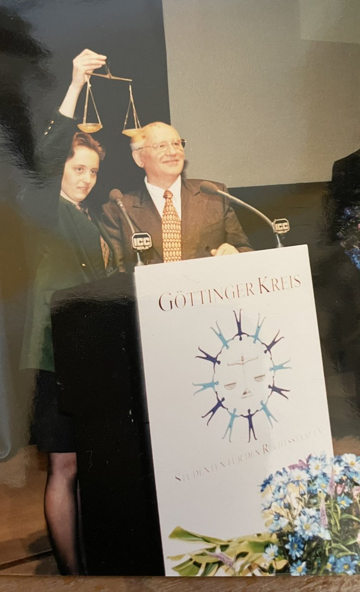 Beatrix_vStorch's tweet image. Ein großer Staatsmann, dem ich 1998 die Waage der Gerechtigkeit übergeben habe als Dank für seinen Mut und unsere Deutsche Einheit. Möge er in Frieden ruhen. #Gorbatschow #Gorbatchev