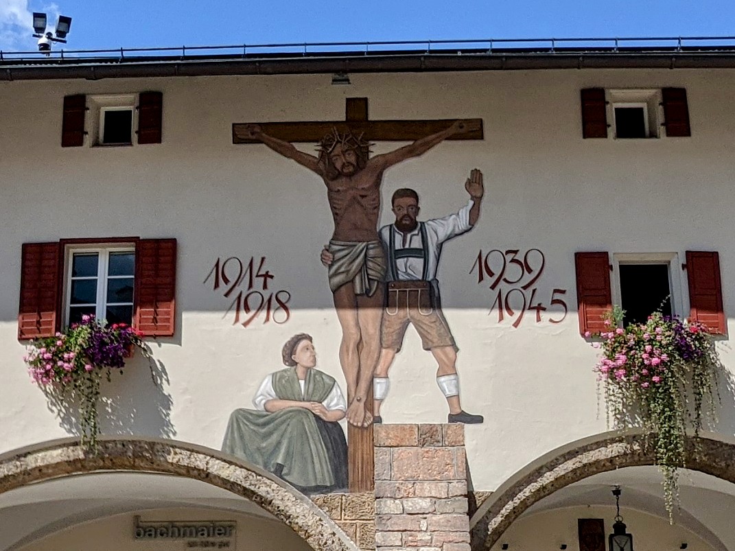 TommiesGuides's tweet photo. Stunning #FWW Berchtesgaden war memorial fresco above the arcade in the palace square. It depicts: Assault. Farewell to the Fatherland. God with us &amp; Homecoming. US forces painted over the original &amp; artist Josef Hengge replaced end scene (Trench Warfare) in 1952 &amp; added WW2 ref. https://t.co/fdZ16ObaTH