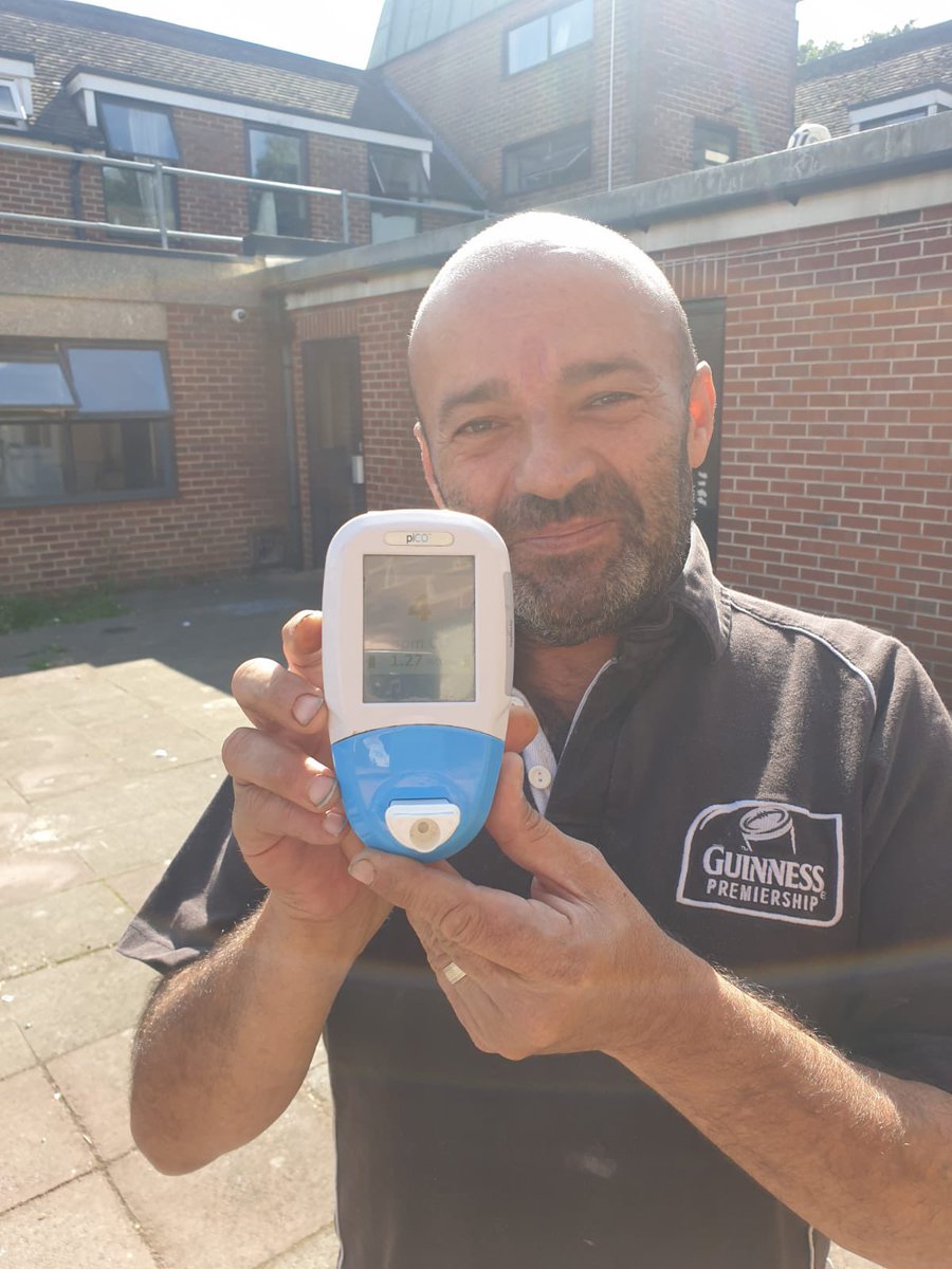 s_smokefree's tweet photo. At Two Saints, Southampton, Andrew Strode-Gibbons has seen his Carbon monoxide readings fall from 32ppm to just 4ppm in 7 days. Amazing, well done Andrew.
#twosaints @TwoSaintstoday @s_smokefree #stopsmoking #Southampton https://t.co/qyFgWHInCa