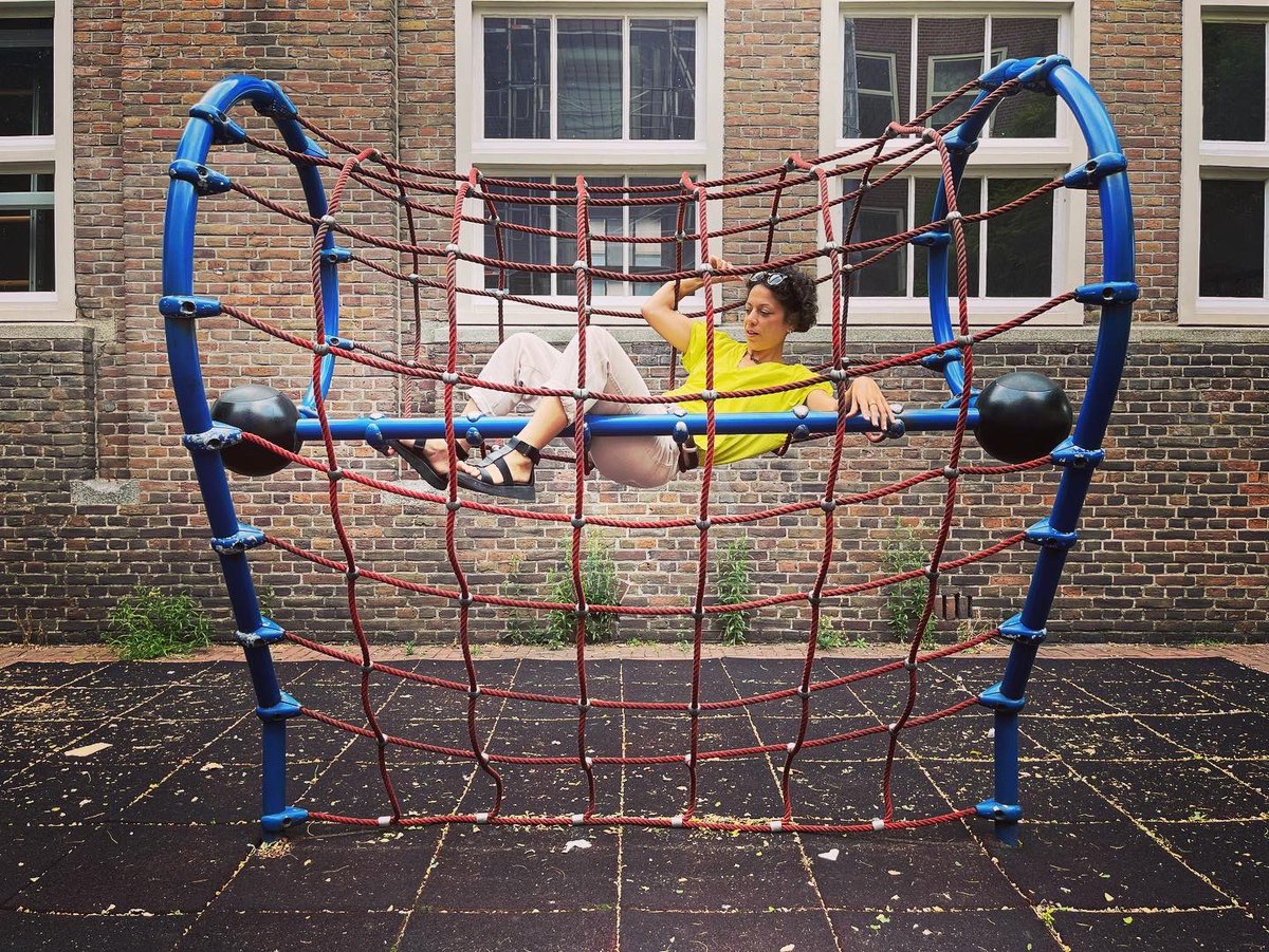 SAbouav's tweet photo. Je pourrais vous parler de ma « Cage à mailles » 🪢 pendant des heures. Toutes les écoles de #danse devraient en avoir une ! C’est une mine d’or pour qui veut sentir l’espace et faire du mouvement une magie du quotidien. 
#bodywitch #lavieendanse https://t.co/b4RxfKXsBK