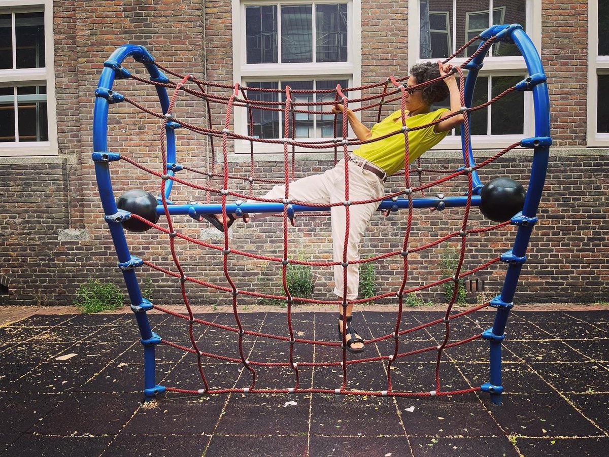 SAbouav's tweet photo. Je pourrais vous parler de ma « Cage à mailles » 🪢 pendant des heures. Toutes les écoles de #danse devraient en avoir une ! C’est une mine d’or pour qui veut sentir l’espace et faire du mouvement une magie du quotidien. 
#bodywitch #lavieendanse https://t.co/b4RxfKXsBK