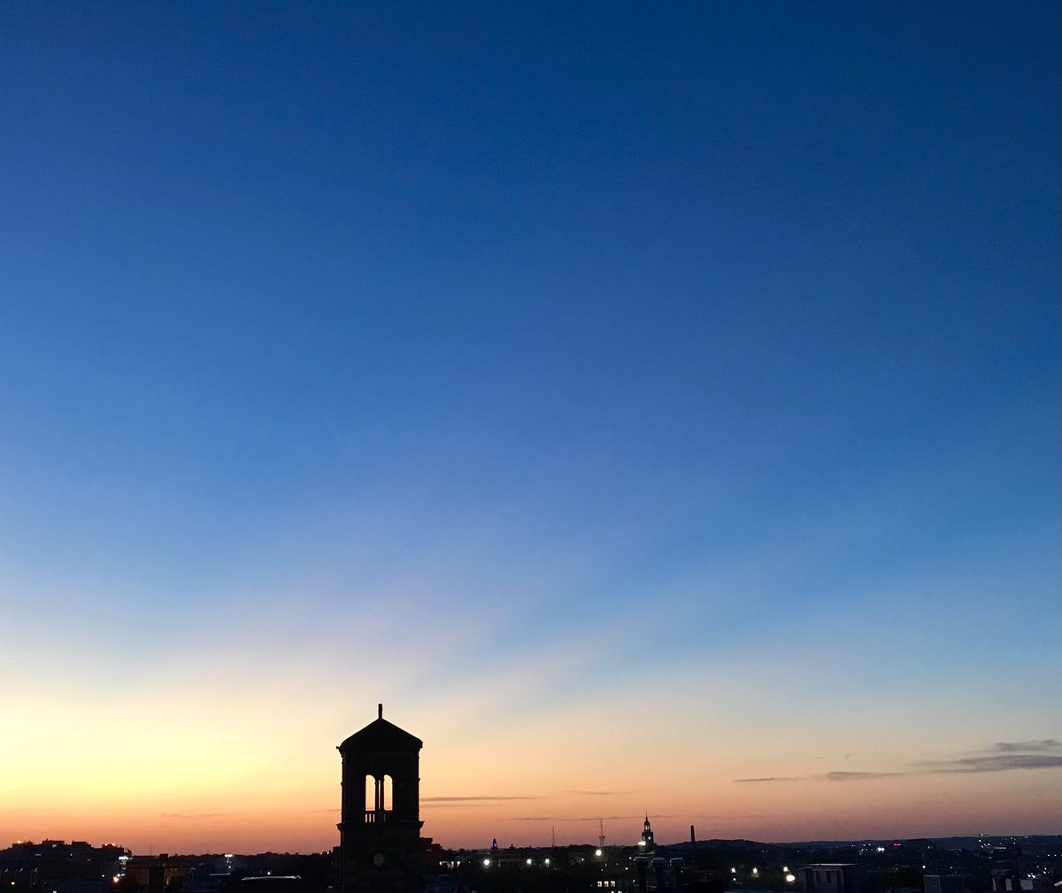 pewefan's tweet photo. Beautiful sunrise this morning, including this unique diagonal light emanating to the north and south?  @capitalweather https://t.co/cFlIa6rnHB