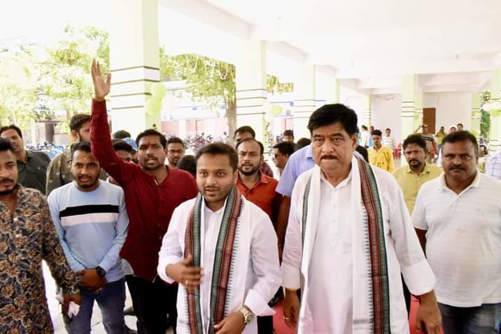 BiswalSouvic's tweet photo. ନେତୃବୃନ୍ଦ ତଥା କର୍ମକର୍ତ୍ତା ଗଣ ଉପସ୍ଥିତ ଥିଲେ।🙏
#ପ୍ରଗତି_ପଥରେ_କଟକ_ମହାନଗର
#TransformingCuttack 👏
#DevelopmentWorksInCuttack 👍 https://t.co/ILb7Lizy7d
