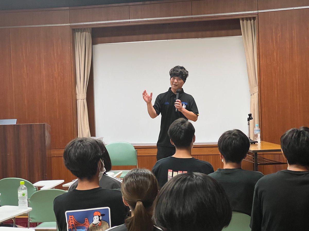 karatekairie's tweet photo. 本日は文教大学のサッカー部の皆さんにセミナーさせていただきました。みんな夢を持ってキラキラしていました。めちゃくちゃ楽しかった。ご要望でピカピカの作業着でやらせていただきました。セカンドキャリアの話しさせていただきました。若い世代に負けないように頑張ります。ありがとうございました https://t.co/WDFC8bo8I2
