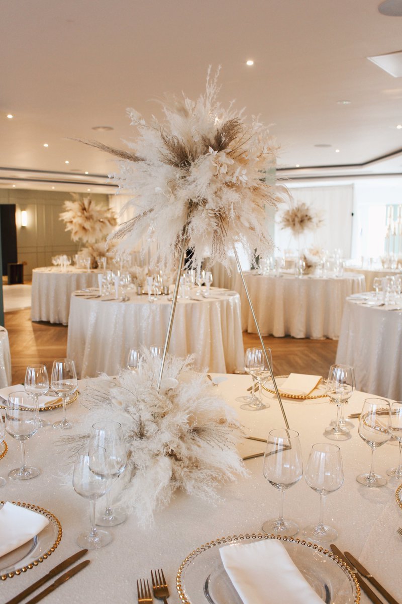 ImagineStyling's tweet photo. Fancy a boho wedding but with a glamorous twist? 
Then look no further because we love combining soft pampas grass arrangements with elegant touches of glitz and glamour to create this romantic look! https://t.co/qiqGdoNk2v