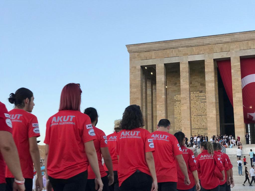 Büyük Önder Mustafa Kemal Atatürk ve silah arkadaşlarına olan minnet ve şükran duygularımızın bir ifadesi olarak, Anıtkabir’i ziyaret edip Ata'mızın manevi huzurunda saygı duruşunda bulundu.
#AKUT #30Ağustos #MustafaKemalAtatürk #AKUTZaferYolunda