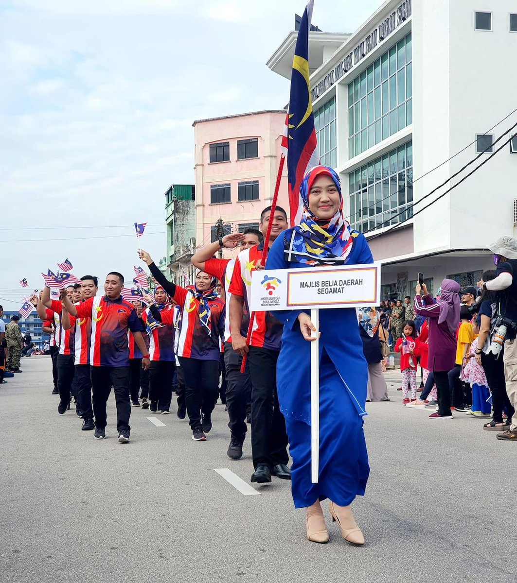 MBD_Segamat's tweet photo. 31 Ogos 2022. Perbarisan kontinjen MBDS sempena Sambutan Hari Kebangsaan Ke-65 Peringkat Daerah Segamat Tahun 2022. #majlisbeliadaerahsegamat #beliaberbakti #merdeka #teguhbersama https://t.co/5NT4ncGsG4