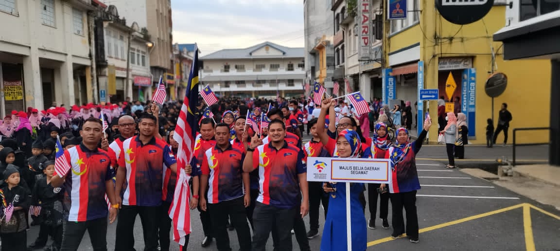 MBD_Segamat's tweet photo. 31 Ogos 2022. Perbarisan kontinjen MBDS sempena Sambutan Hari Kebangsaan Ke-65 Peringkat Daerah Segamat Tahun 2022. #majlisbeliadaerahsegamat #beliaberbakti #merdeka #teguhbersama https://t.co/5NT4ncGsG4