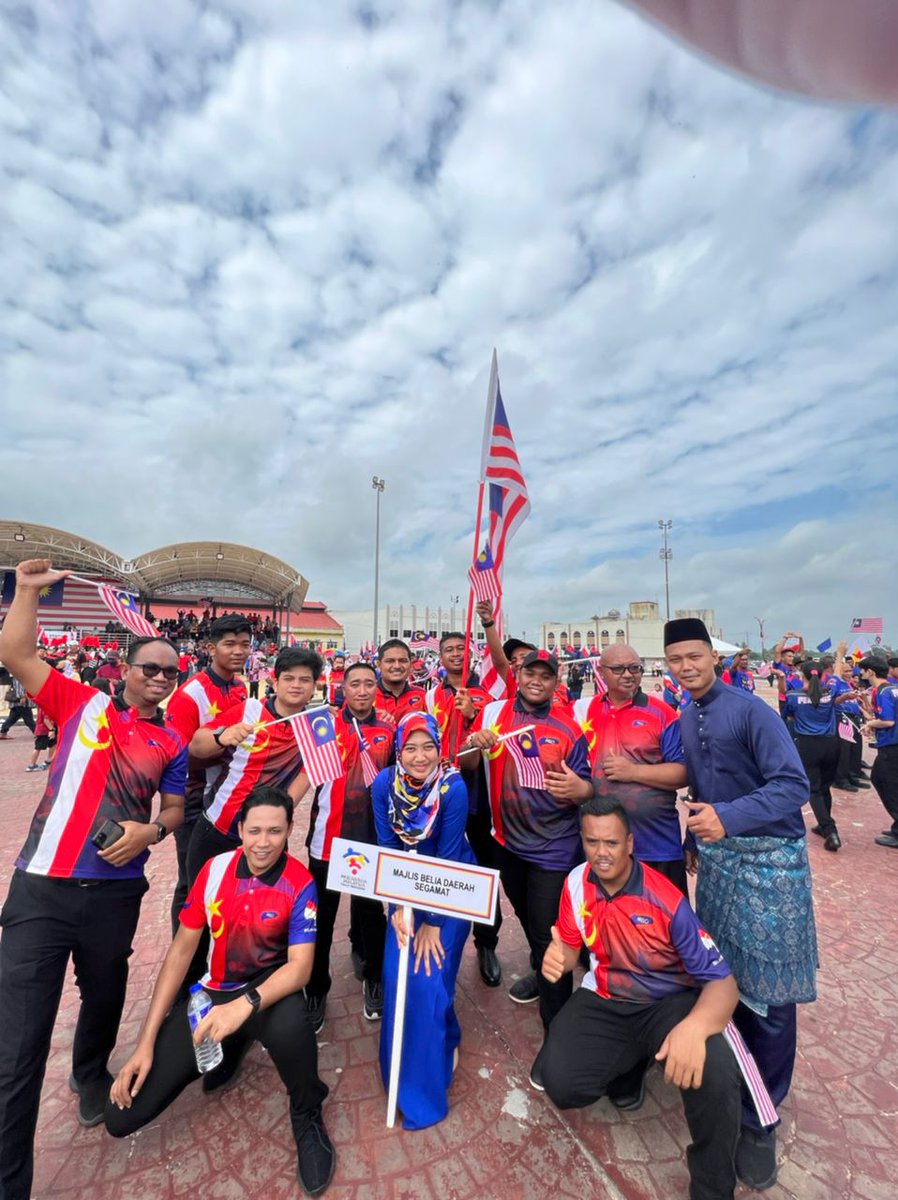 MBD_Segamat's tweet photo. 31 Ogos 2022. Perbarisan kontinjen MBDS sempena Sambutan Hari Kebangsaan Ke-65 Peringkat Daerah Segamat Tahun 2022. #majlisbeliadaerahsegamat #beliaberbakti #merdeka #teguhbersama https://t.co/5NT4ncGsG4