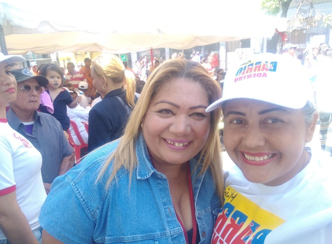 ProfesorWilfr's tweet photo. Hoy doy gracias a Dios, a la vida y a Chávez por haber cruzado a esta mujer valiosa en mi vida, FELIZ CUMPLEAÑOS Isaura Pérez quien es un excelente ser humano, una excelente Gerente y una gran amiga. 
esperando que mi Capitán @dcabellor
Y ministro @jaarreaza la feliciten https://t.co/ChOnwt2g2z
