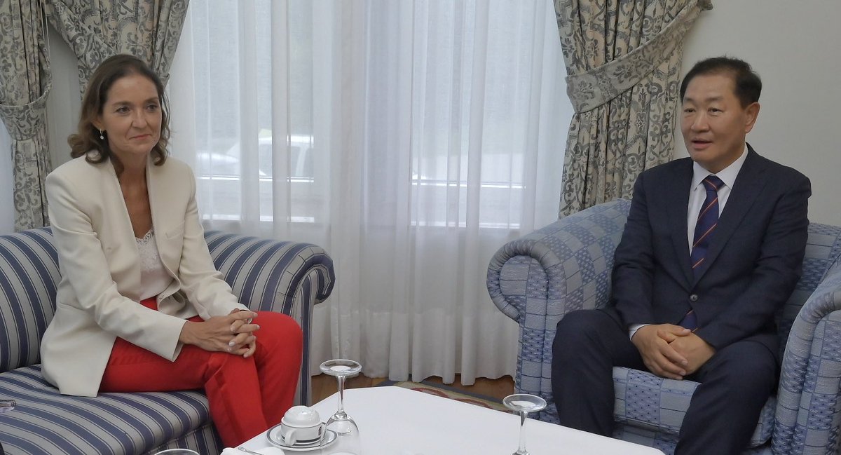 Ministerio de Industria y Turismo (@minturgob) on Twitter photo La ministra <a href="/MarotoReyes/">Reyes Maroto</a> y Jong-Hee (JH) Han, CEO de Samsung han puesto de manifiesto la importancia de la digitalización y la sostenibilidad, dos de los grandes retos del tejido empresarial español. La ministra <a href="/MarotoReyes/">Reyes Maroto</a> y Jong-Hee (JH) Han, CEO de Samsung han puesto de manifiesto la importancia de la digitalización y la sostenibilidad, dos de los grandes retos del tejido empresarial español.