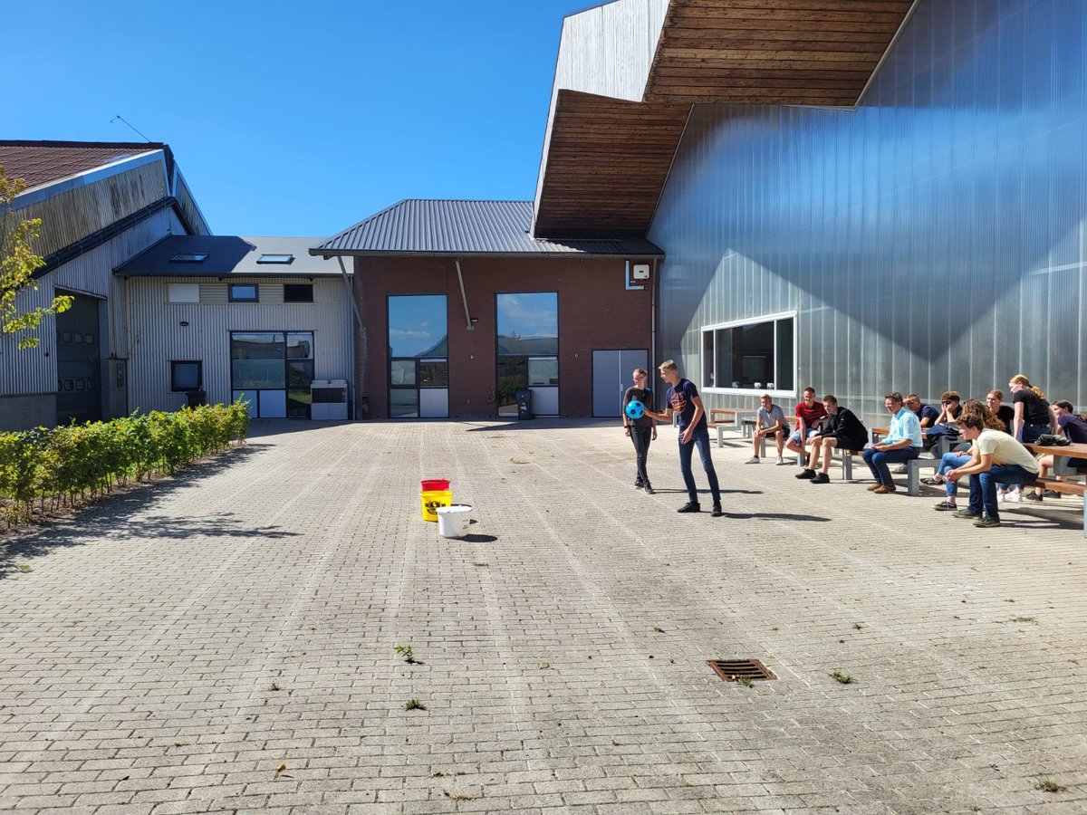 Gistermiddag hadden 80 eerstejaars #studenten #Melkveehouderij van Van Hall Larenstein hun eerste introductiedag. Waar? Op Dairy Campus! Verder in het schooljaar volgen ze hier nog praktijkonderwijs.