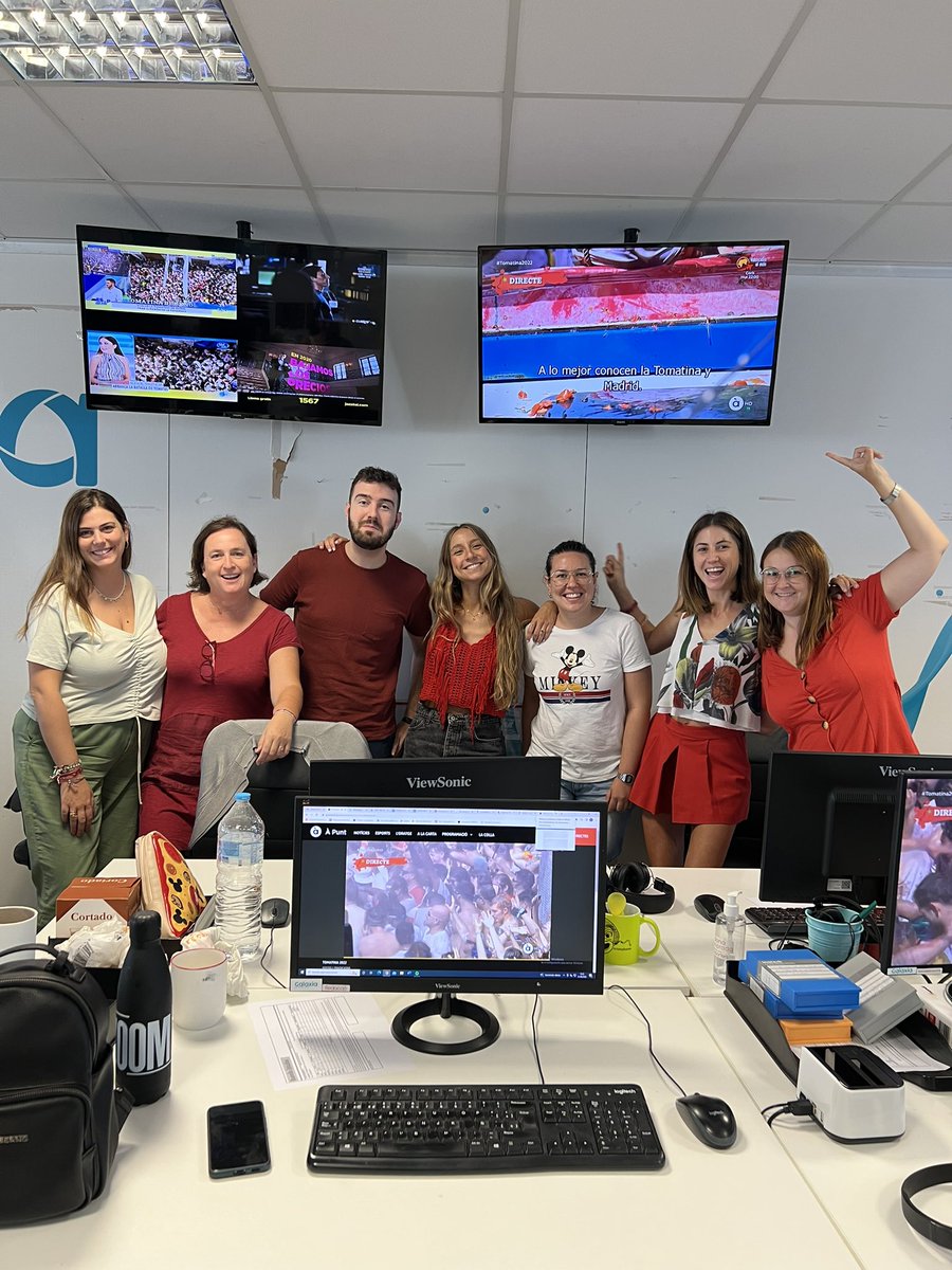 MaraAmpa's tweet photo. #Tomatina2022 des de la redacció de @BonaVespradaAP 🍅🍅🍅🍅🍅 https://t.co/zAoaV3HIZj