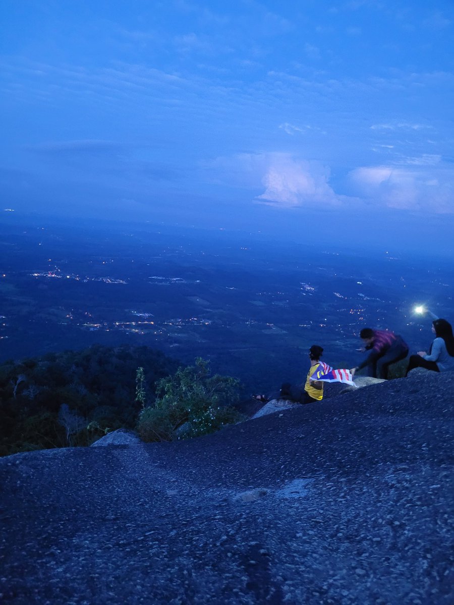 ai_azman's tweet image. Good morning #Balandis, I wish you to have a happy new day 🌹🦋☕🎵🎶🙌🤟🤜🤛😁 I abit tired today but so happy to be on the top of one mountain here 💪🏋️🤸🎶🎵