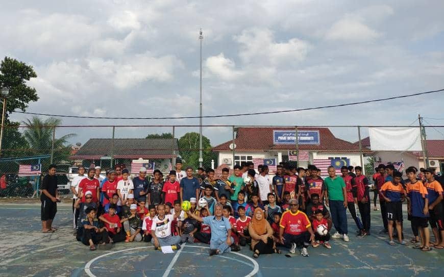 TambunP63's tweet photo. Sempena Hari Kemerdekaan ke-65, Pej Parlimen PD bersama Pejabat DUN Sri Tanjung dan MPKK Kg. Paya mengadakan sebuah pertandingan futsal hari ini. Sebanyak 20 pasukan dari sekitar Sri Tanjung termasuk dua dari Pusat Tahfiz setempat tidak ketinggalan utk turut serta.
#ParlimenPD https://t.co/7JpWdv5A1x