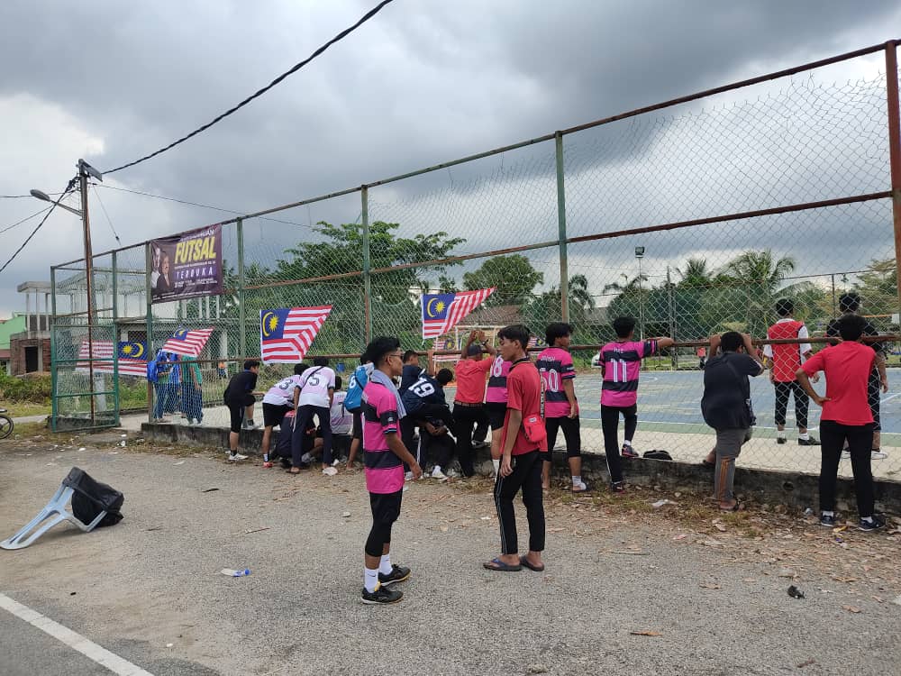 TambunP63's tweet photo. Sempena Hari Kemerdekaan ke-65, Pej Parlimen PD bersama Pejabat DUN Sri Tanjung dan MPKK Kg. Paya mengadakan sebuah pertandingan futsal hari ini. Sebanyak 20 pasukan dari sekitar Sri Tanjung termasuk dua dari Pusat Tahfiz setempat tidak ketinggalan utk turut serta.
#ParlimenPD https://t.co/7JpWdv5A1x