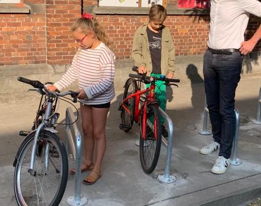 Ghent is trialling child-sized bike stands in front of schools. "Children's bikes often fall through the regular racks or are not easy attachable with a lock," city's mobility lead tells me. "This solves the problem."