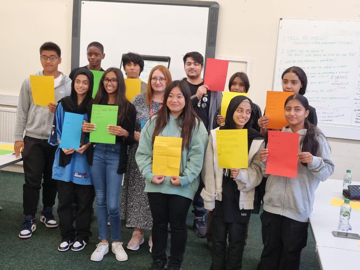Pinkvelvet33's tweet photo. Loved delivering #employabilityskills #training yesterday to a group of young #london #students #rewarding #upskilling #communityengagement #socialvalue #csr #csrmanager #socialvaluemanager #lovemyjob https://t.co/t1zy5Sdu1k