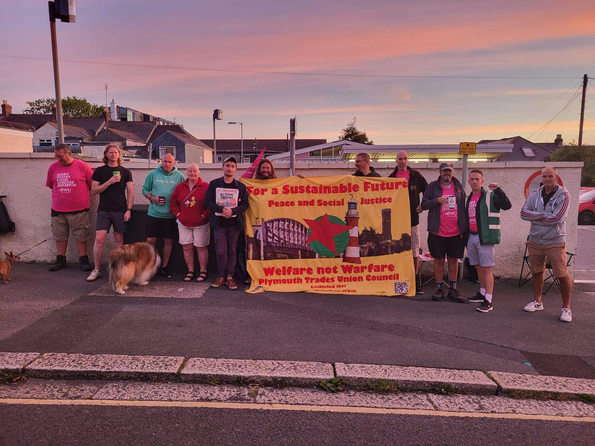 craigmills1978's tweet photo. @CWUnews solidarity by this @RMTunion member today. Good strong picket with bloody good posties. #backyourpostie @RyanAldred89 @DaveGoardRMT https://t.co/hKHFaiti1V