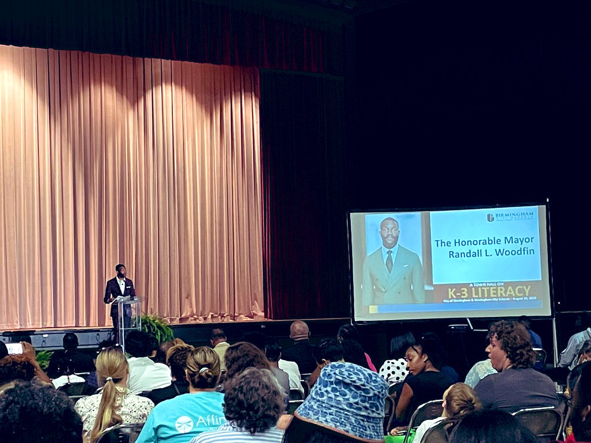 drmysavage's tweet photo. #Network1 #Principals @BhamCitySchools Town Hall Meeting last evening understood the assignment #Value #Literacy and #Parents Together, we are working to move our students to greater heights! @DrMarkSullivan @Gwen4921 @cityofbhamal #PagePals https://t.co/5CQAJzSeCL