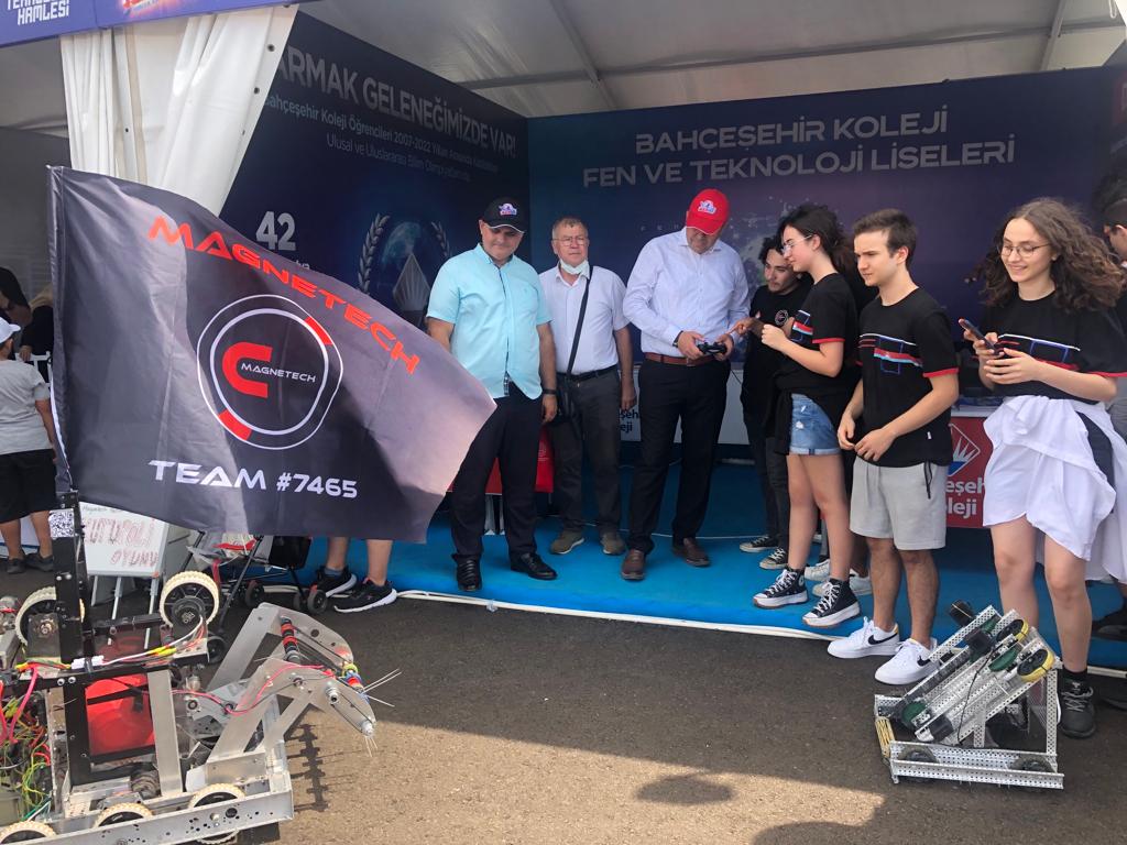 Atakum İlçe Milli Eğitim Müdürü Sn.Mehmet İrfan Yetik Teknofest alanında bulunan standımızı ziyaret ederek öğrencilerimizin projeleri hakkında bilgi aldı.