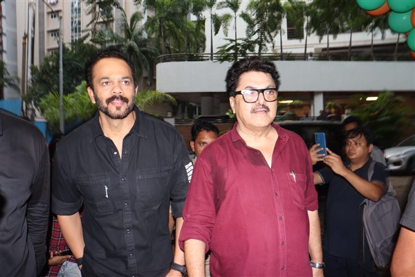 grace_entertain's tweet photo. Filmmaker Rohit Shetty Praises Ashoke Pandit and Citizens Of Juhu Scheme For Fighting Against The 
@RohitShetty_FC @RohitShettyfans #RohitShetty 
@GraceSofas

#gracesofa

#Mumbai

#gracesofaandentertainment

#entertainmentnews 
https://t.co/HGfV9Bjsgq https://t.co/8V8QUKs39w