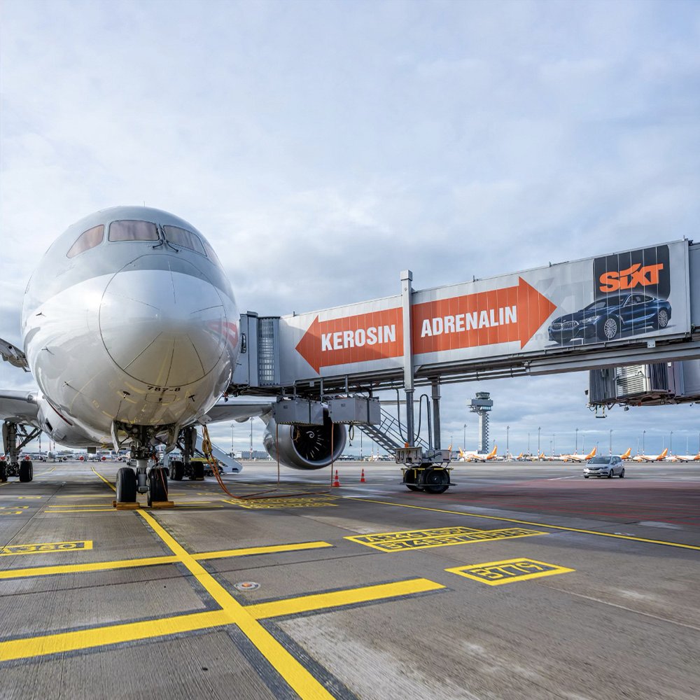 SixtDE's tweet photo. Du feierst jede SIXT-Headline? 🧡 Dann schreibe jetzt deine Eigene direkt in die Kommentare und verleihe dieser Gangway deine kreative Note. 

#SIXTDE #SIXTrent #SIXT #SIXTApp #Reise #Berlin https://t.co/J7ro19Lvph