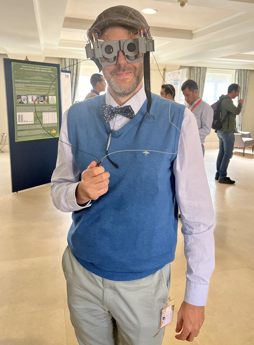 Ooh! 
Some vision scientists are testing our unique smart spectacles for automatic correction of presbyopia in <a href="/downingcollege/">Downing College</a> Cambridge 

Now with a wireless version!
@lo_um @umu <a href="/mompes/">Juan Mompeán Esteban</a> 
<a href="/CaixaResearch/">CaixaResearch</a> 
<a href="/AgEInves/">Agencia Estatal de Investigación</a> 
<a href="/aberron/">🦋👋🏻</a>