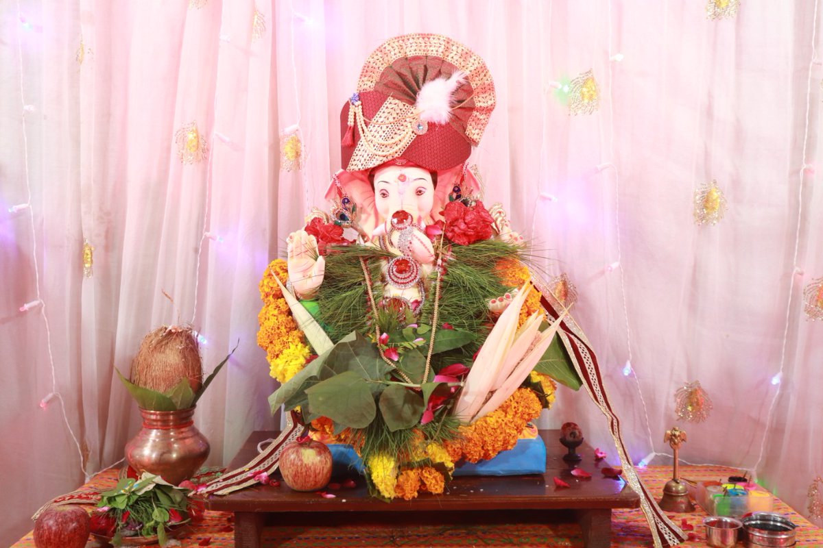 Chhotedada's tweet photo. વિશ્વ વંદનીય પરમ પૂજ્ય છોટેદાદા એ શાસ્ત્રોક્ત મંત્રોચ્ચાર સાથે ભક્તિભાવ પૂર્વક વિધ્નહર્તા ભગવાન શ્રી ગણેશ ની નવનાથ ધામ ખાતે સ્થાપના કરી. https://t.co/eit1YslqDp