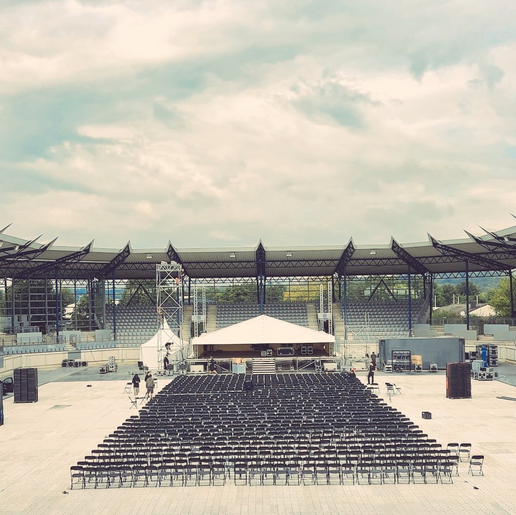 RWTH's tweet photo. Noch steht die Bühne nicht ganz, aber die Vorbereitungen für das große #Graduiertenfest der #RWTH am 03.09. laufen auf vollen Touren. 👍🎓😀
➡️https://t.co/idaFjhGidA
#GradFest #GradFestRWTH #Graduierte #Studium #graduate https://t.co/GLoqN7psln