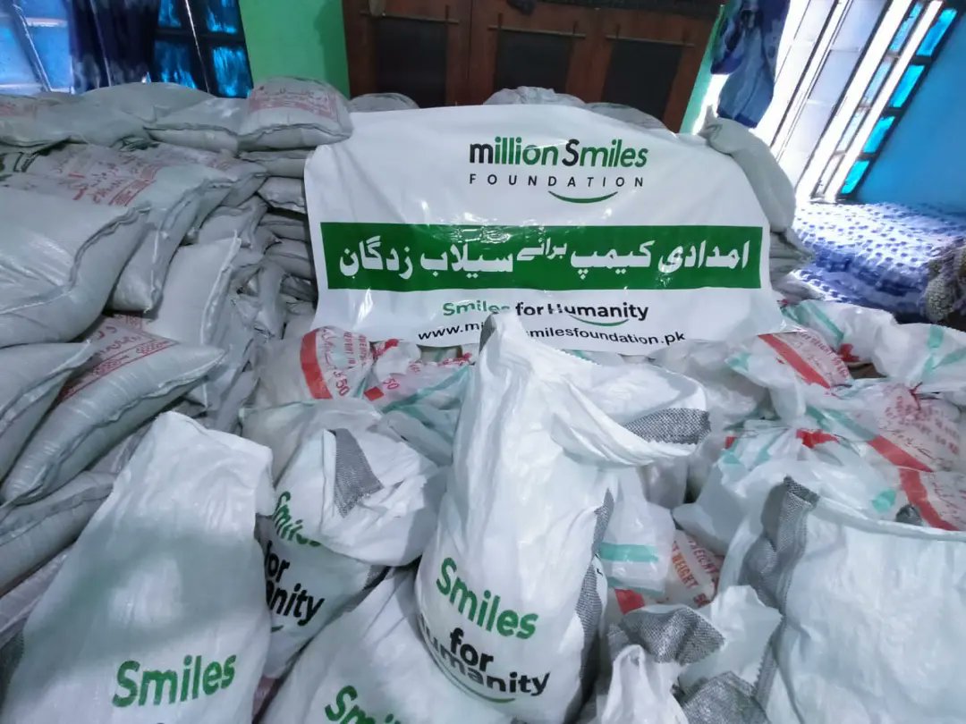 MSfoundationPK's tweet photo. 1,200 راشن بیگ اور 12000 پینے کے پانی کی بوتلیں اور ساتھ ساتھ 800 خیمے سیلاب متاثرین میں تقسیم کرنے کے لیے تیار ہیں۔

کل سے ہماری ٹیم راجن پور کے سیلاب سے متاثرہ علاقوں میں تقسیم کرنے جائے گی۔

#MillionSmilesFoundation #FloodRelief #Humanity https://t.co/hlkZZqv6F6