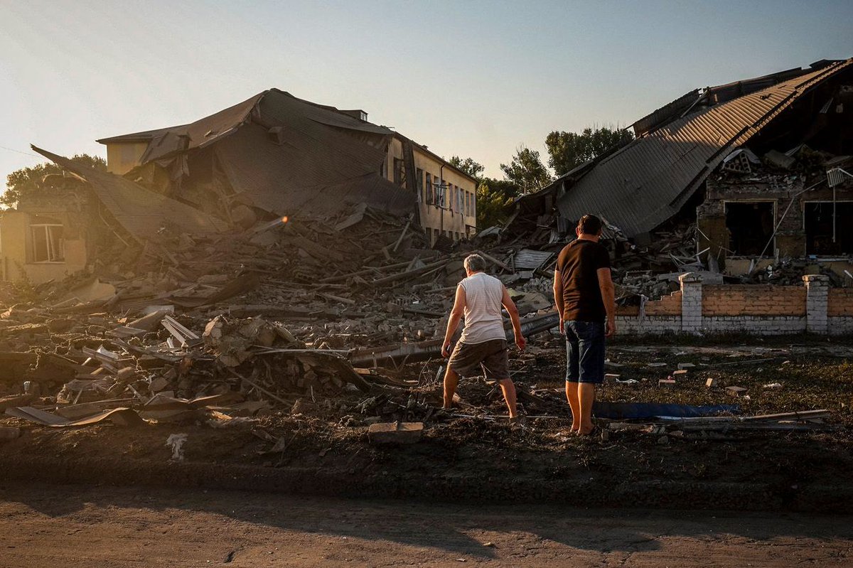 zav_raya's tweet photo. A school came under fire in Druzhkovka, Donetsk region. The head of the regional military administration said that there were no casualties as a result of the strike. #Ukraine #RussiaIsATerroristState #RussianAggression #RussianWarCrimes https://t.co/n95QonsxXI
