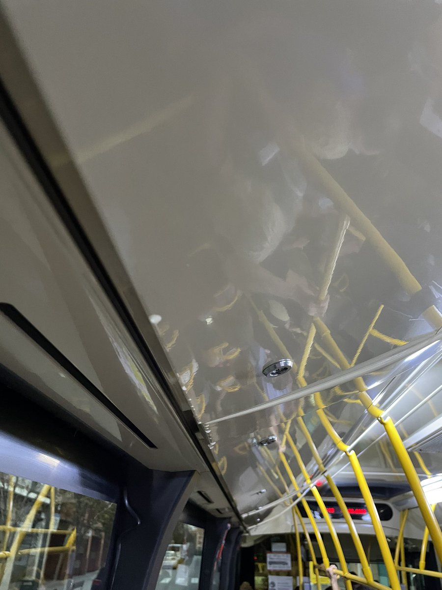 David_Martin_J's tweet photo. @AjRipollet 31 d’agost, per anar a bcn passa un autobús cada 15min, deixa gent a terra i a sobre cauen dues gotes i te goteres. Fins quan ho permetrem? #FontRipollet https://t.co/xeMBfOhF2G