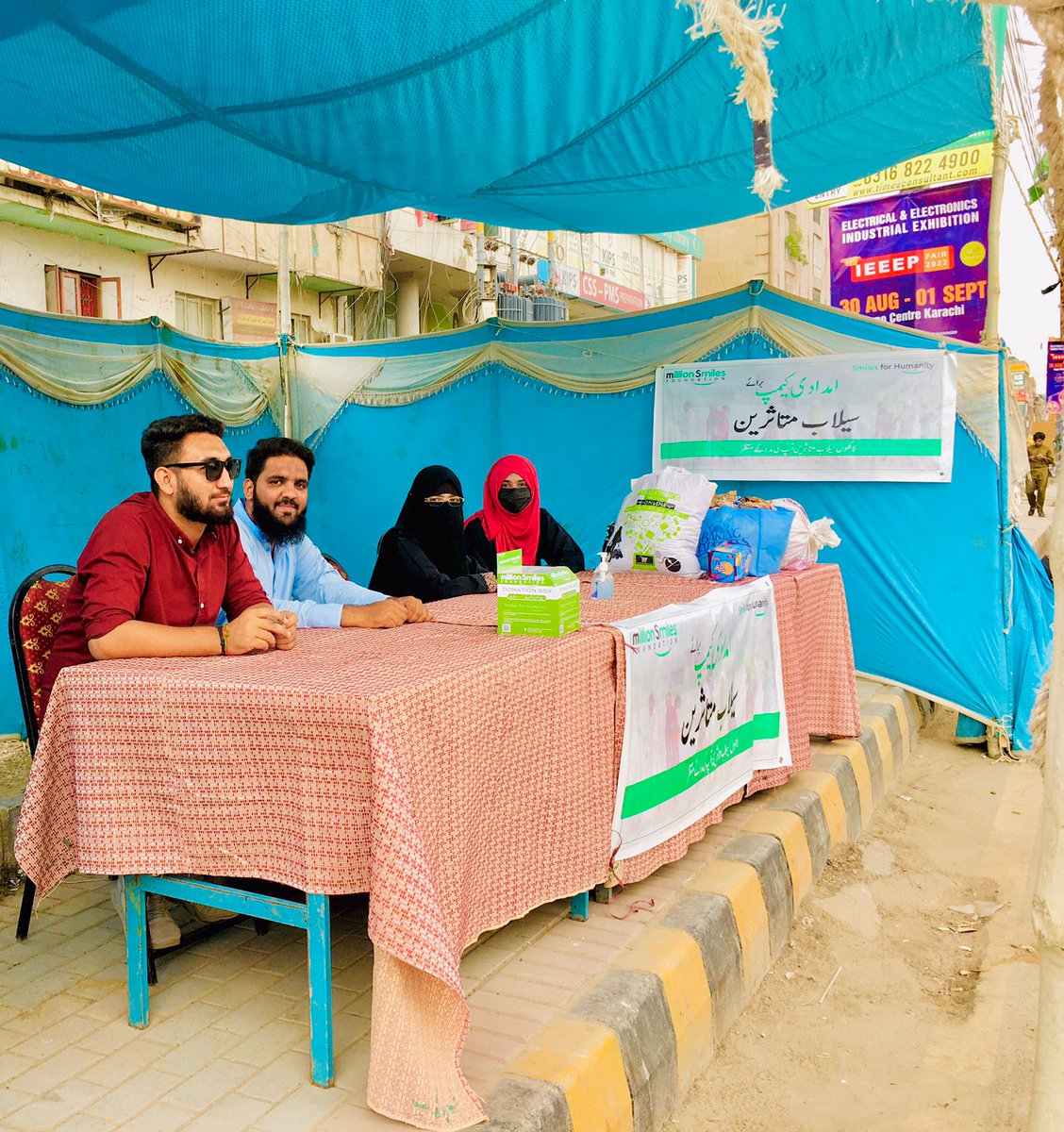 MSfoundationPK's tweet photo. کراچی میں جامع مسجد بیت المکرم، یونیورسٹی روڈ کے قریب ہمارا فلڈ ریلیف کیمپ قائم کیا گیا ہے۔

آئیے اس نیکی کے کام میں ہمارا ساتھ دیں۔ بے سہاروں کا سہارا بنئے اور سیلاب زدگان کی مدد کیجئے.

#MillionSmilesFoundation #FloodRelief #MSF #Humanity https://t.co/0ZV3YcxZii