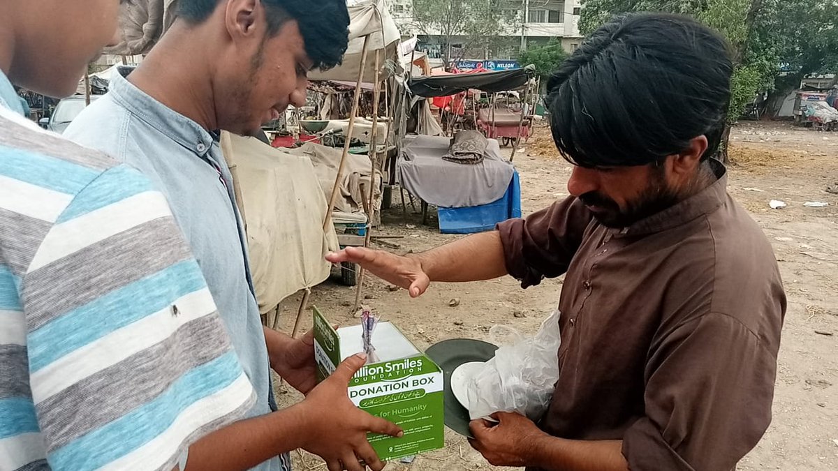 MSfoundationPK's tweet photo. کراچی میں جامع مسجد بیت المکرم، یونیورسٹی روڈ کے قریب ہمارا فلڈ ریلیف کیمپ قائم کیا گیا ہے۔

آئیے اس نیکی کے کام میں ہمارا ساتھ دیں۔ بے سہاروں کا سہارا بنئے اور سیلاب زدگان کی مدد کیجئے.

#MillionSmilesFoundation #FloodRelief #MSF #Humanity https://t.co/0ZV3YcxZii