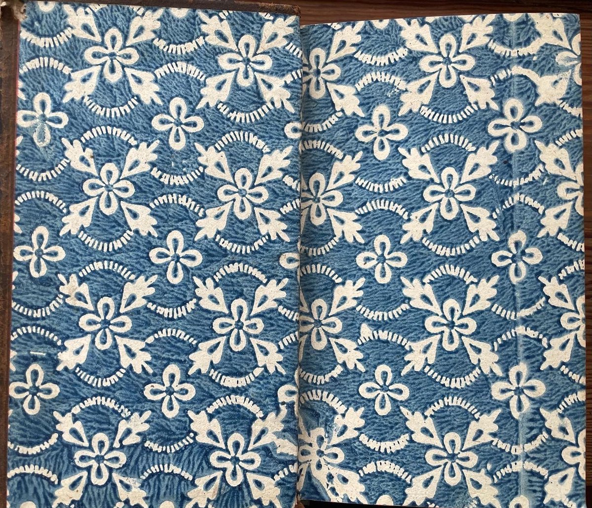 wilsberg's tweet photo. Lasst Blumen sprechen…

(Holzmodelpapier als Vorsatz um 1780)

#buntpapier #holzmodel #modeldruck #modeldruckpapier #buch #bücher #books #weloveendpapers #antiquariat #antiquariatsolder #münster https://t.co/UZ5cokKPoa