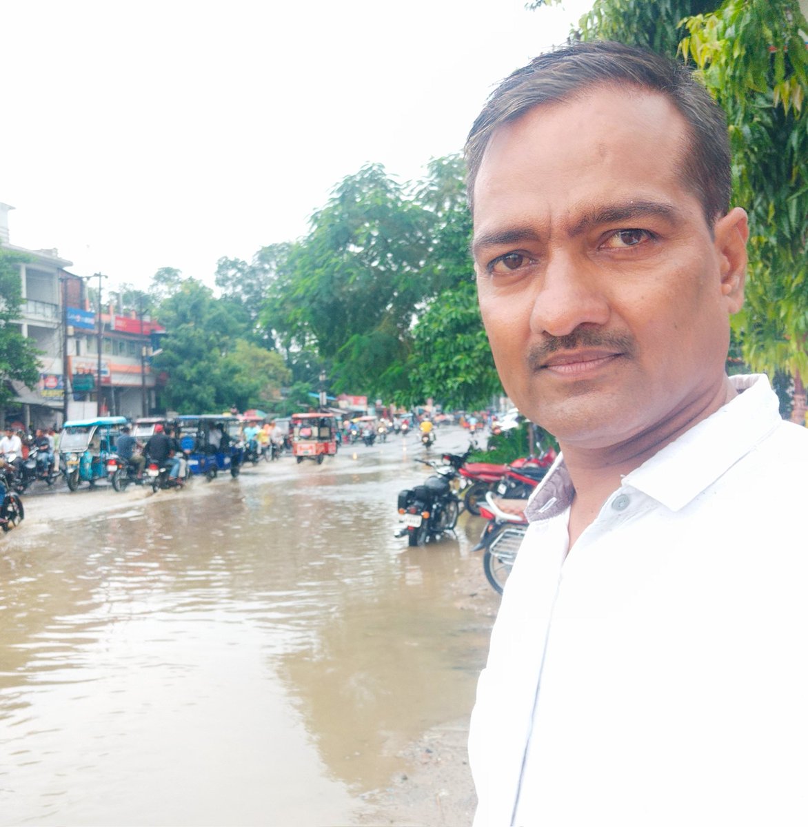 अभी अभी हल्की सी बारिश में गोंडा के आंबेडकर चौराहे का हाल...