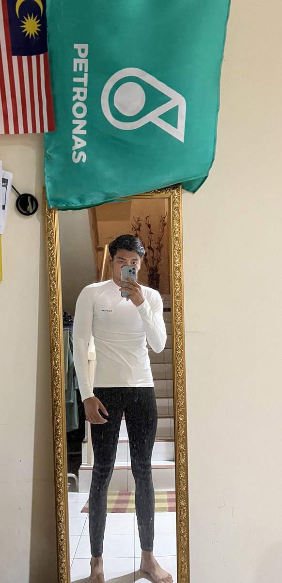 Harritss's tweet photo. Baju size xl pun tk muat 🫠 https://t.co/6YjX2INXG1