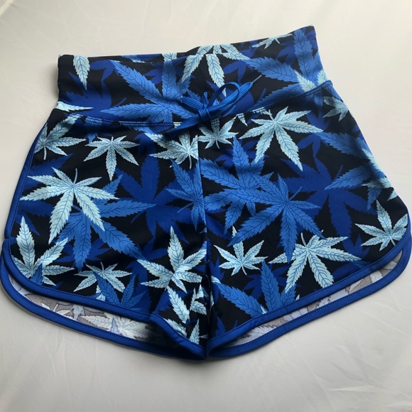 ZeroGravGlass's tweet photo. So good I had to share! Check out all the items I'm loving on @Poshmarkapp #poshmark #fashion #style #shopmycloset #rickandmorty: https://t.co/KbaIzHjDZX https://t.co/3m8IpQVujU