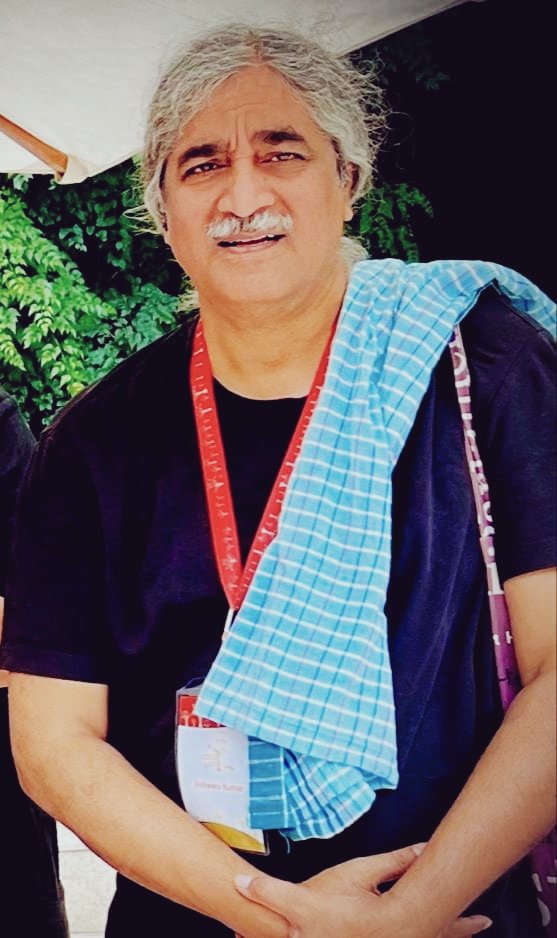 Ashwanitiss's tweet photo. @ Bengaluru poetry festival 22. Read parts of Banaras, Aunty Maria , Matchbox  -loving the life of poetry,  poet &amp; Atta Galata  @BengaluruPoetry https://t.co/2PtzehhuiS