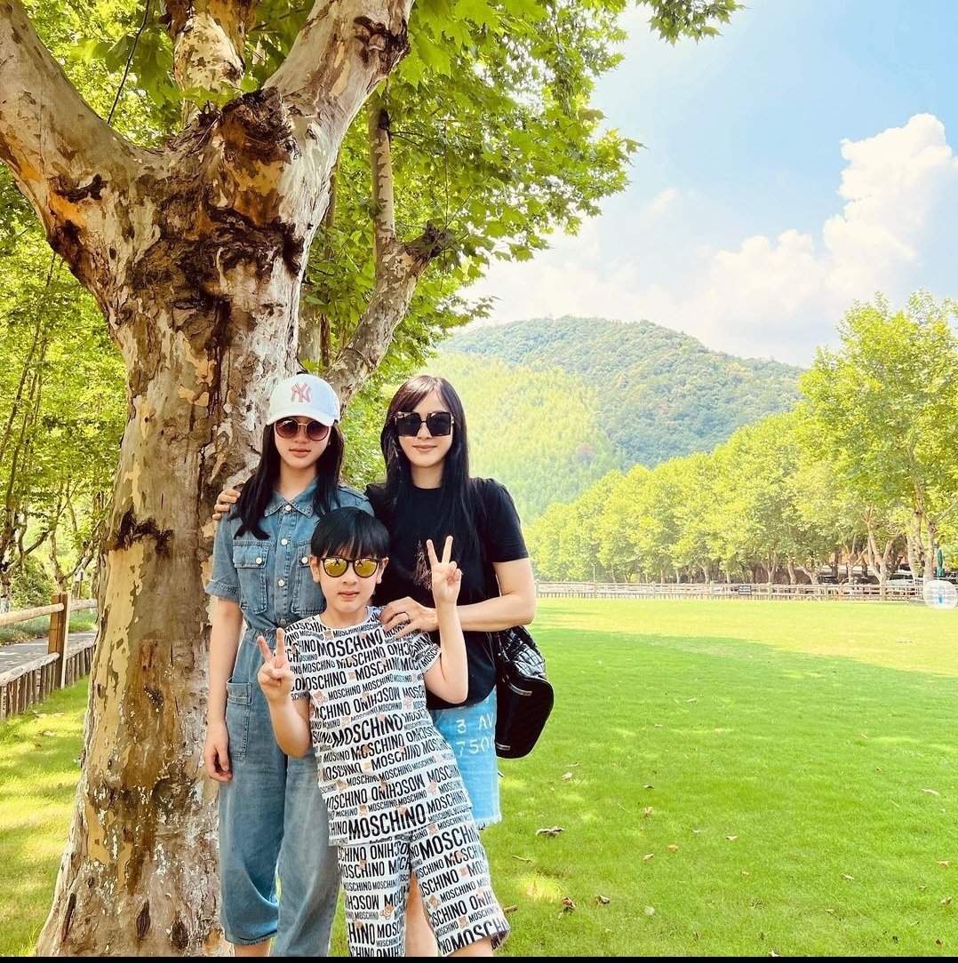 อีก 1 เดือนเน่ยเน่ยลูกสาวอู๋จุนจะอายุครบ 12 ปี และสูงเท่าแม่แล้วจ้ะ OMG!! 😳😍 #wuchun #neinei